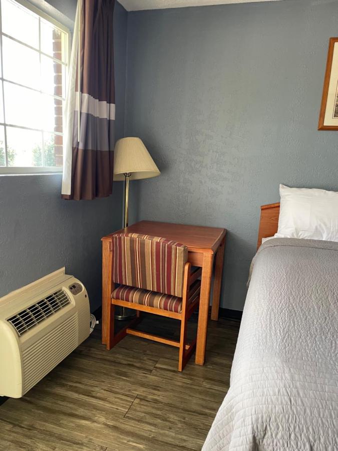 Deerfield Inn Adamsville Exteriör bild